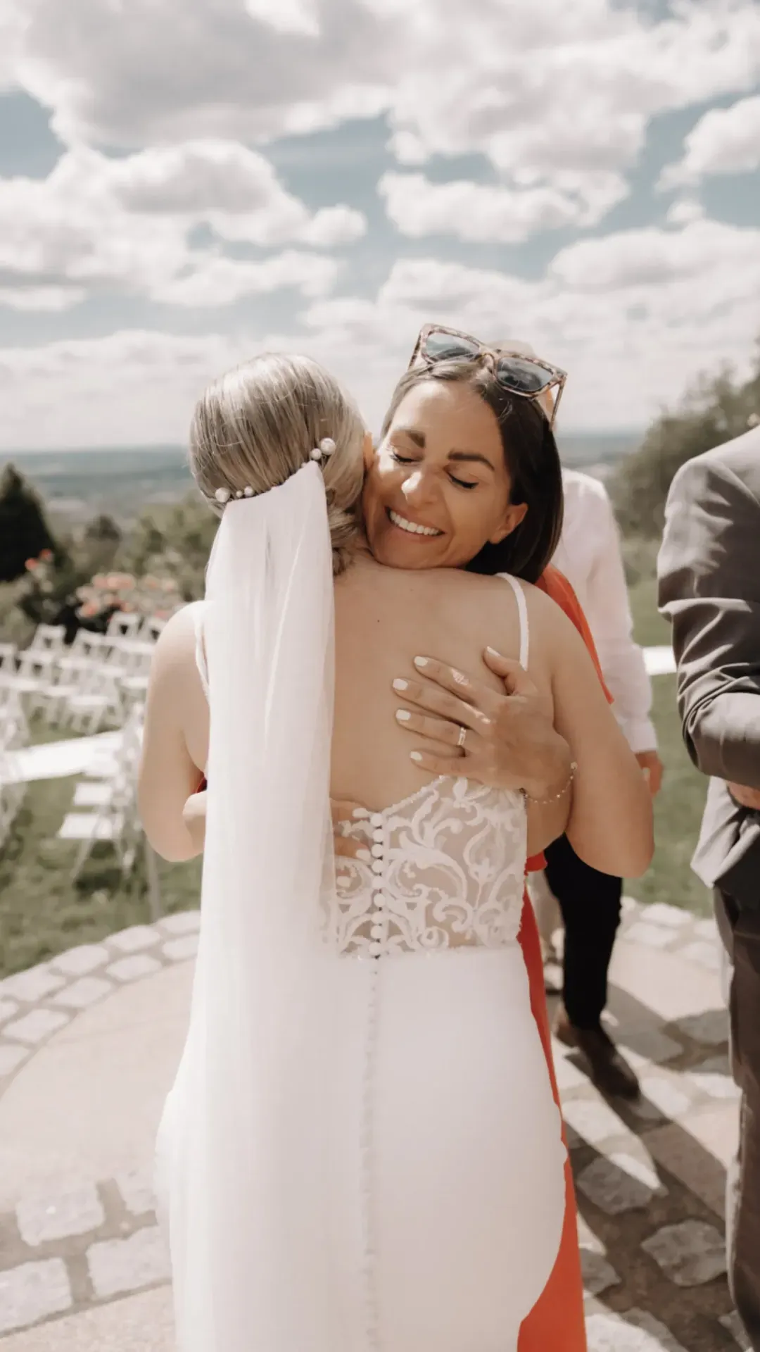 Leni Eckstein bei einer herzlichen Umarmung mit einer Braut