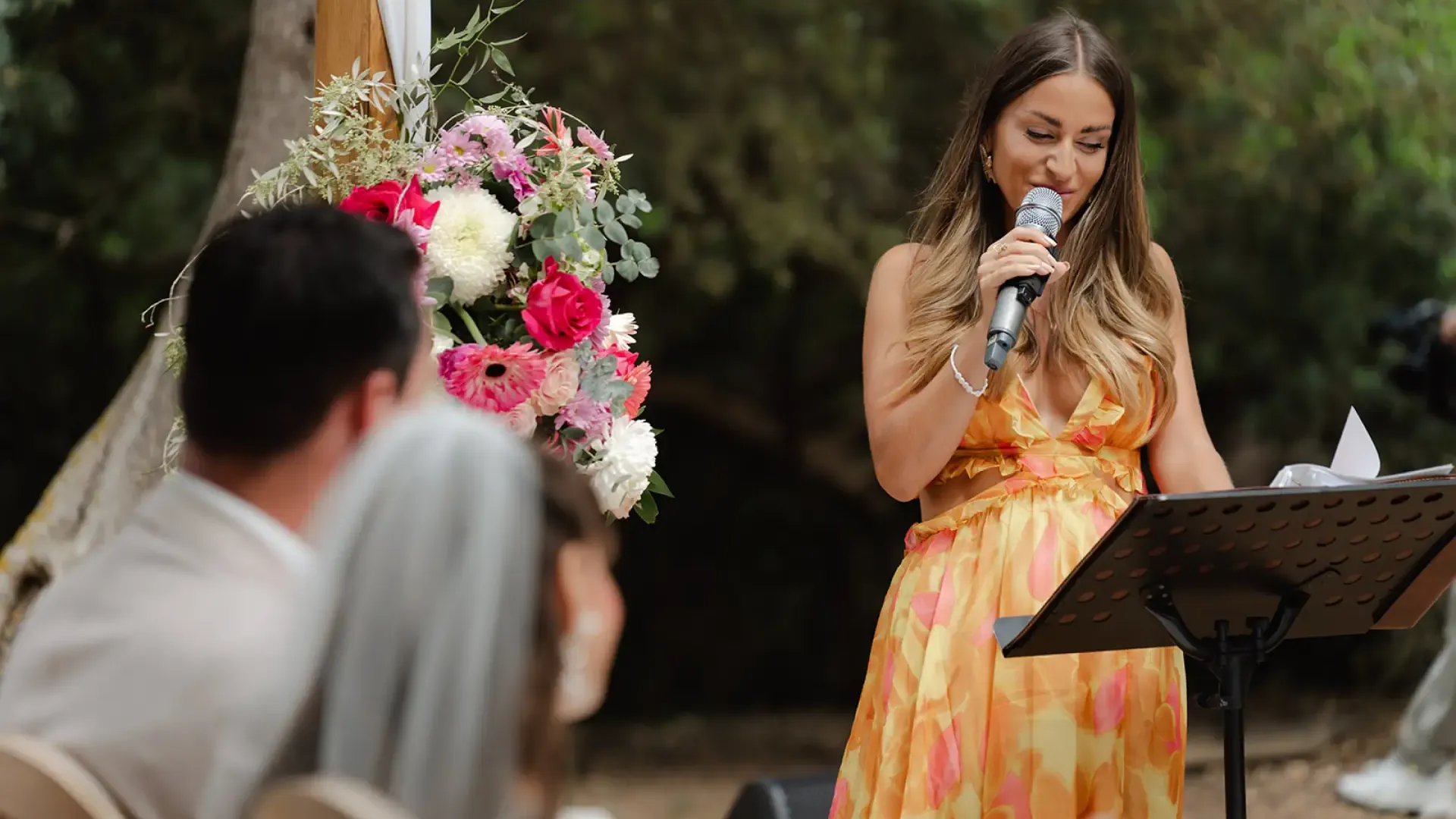 Leni Eckstein am Mikrofon bei einer Traurede