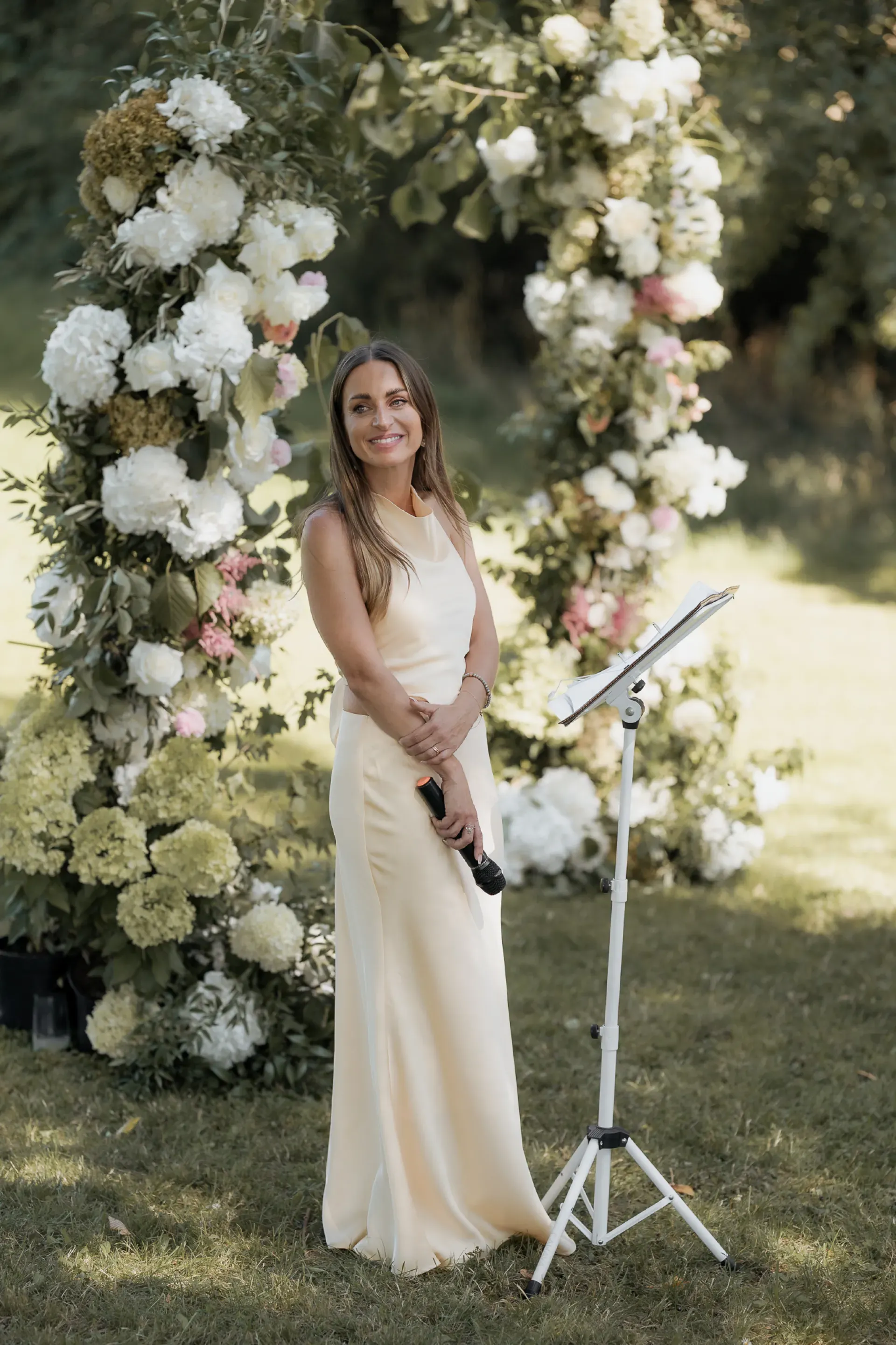 Traurednerin Leni Eckstein am Mikrofon bei einer Traurede