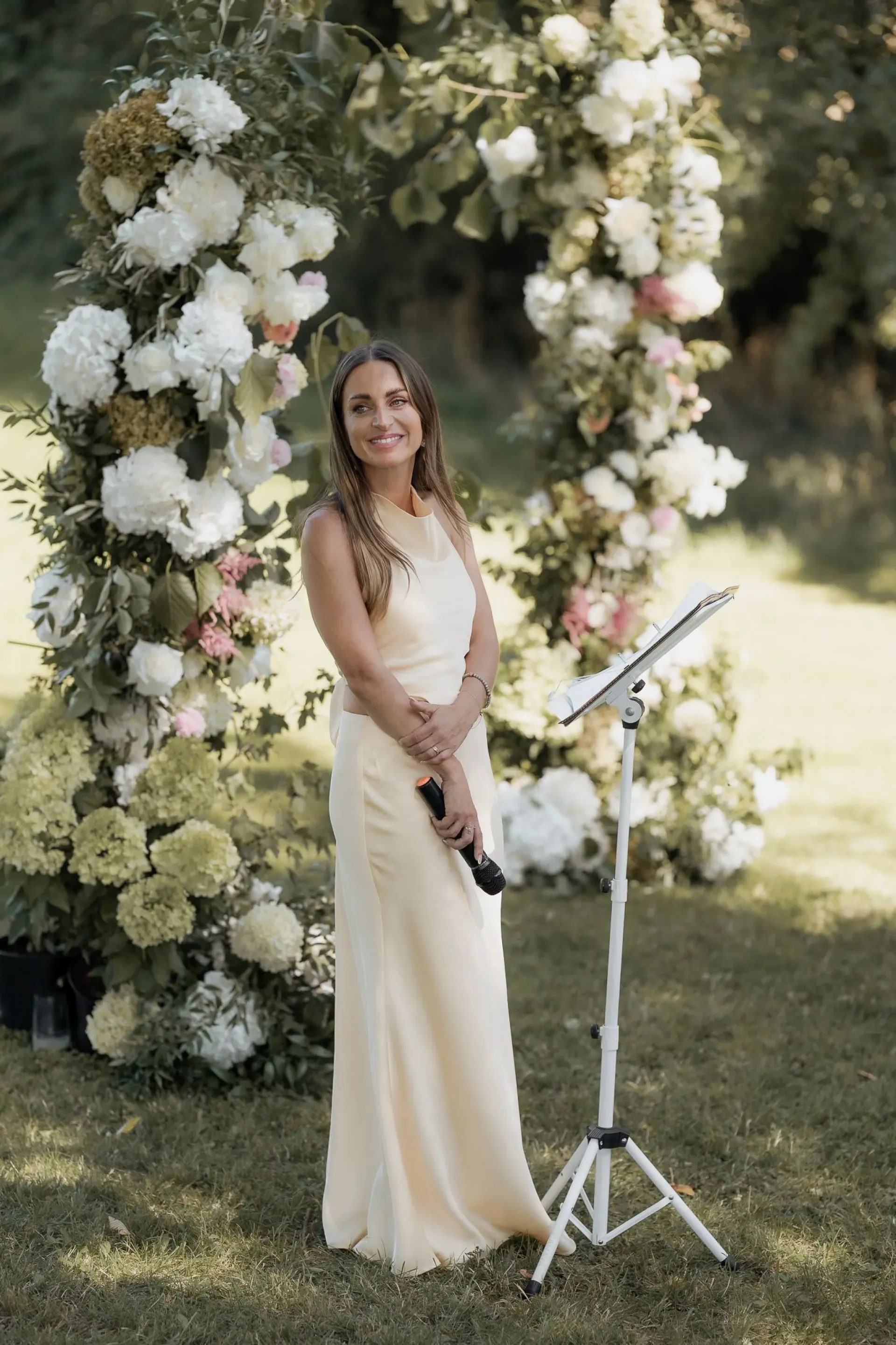 Traurednerin Leni Eckstein am Mikrofon bei einer Traurede