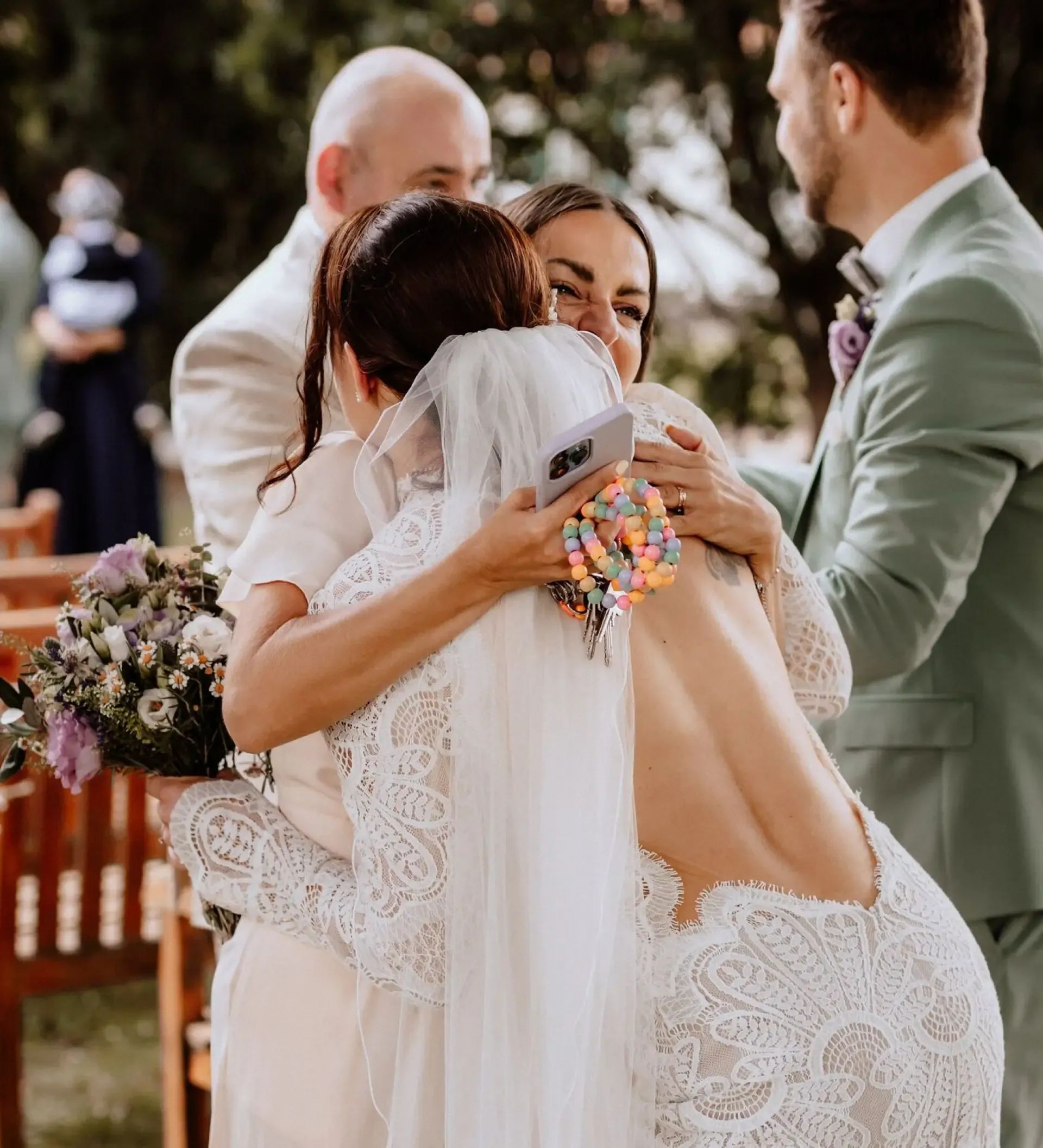 Traurednerin Leni Eckstein beim Umarmen einer glücklichen Braut