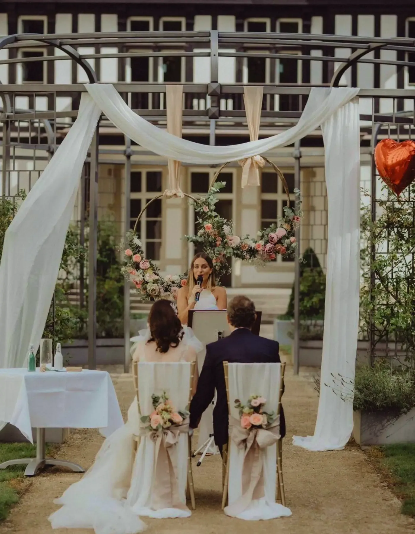 Leni Eckstein am Mikrofon bei einer Traurede
